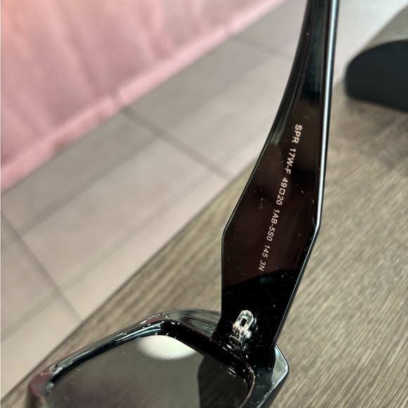 Prada - Picture 4 of 10